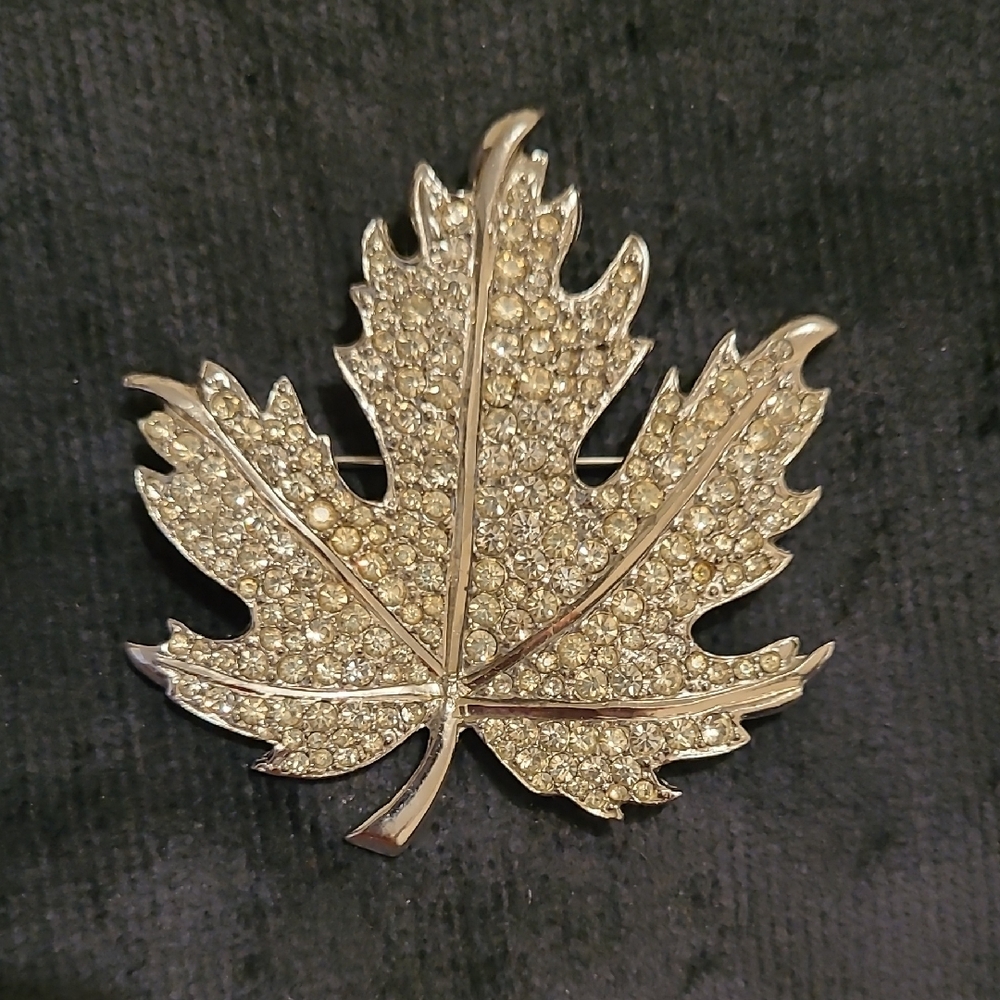 Vintage Sparkling Silvertone Signed Maple Leaf Brooch